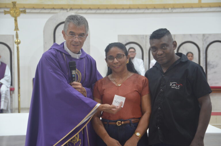 A vendedora Elisângela e seu marido, Ribamar