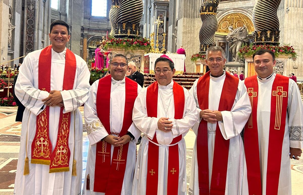 Dom Julio recebe o Pálio das mãos do Papa Leão XIV no Vaticano
